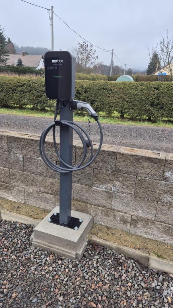 Nabíjecí stanice pro elektromobil u domu