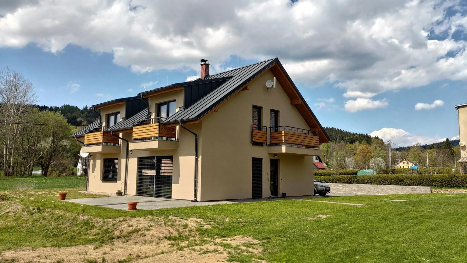 Dům Apartmánů U Našich s dřevěnými balkony na jaře